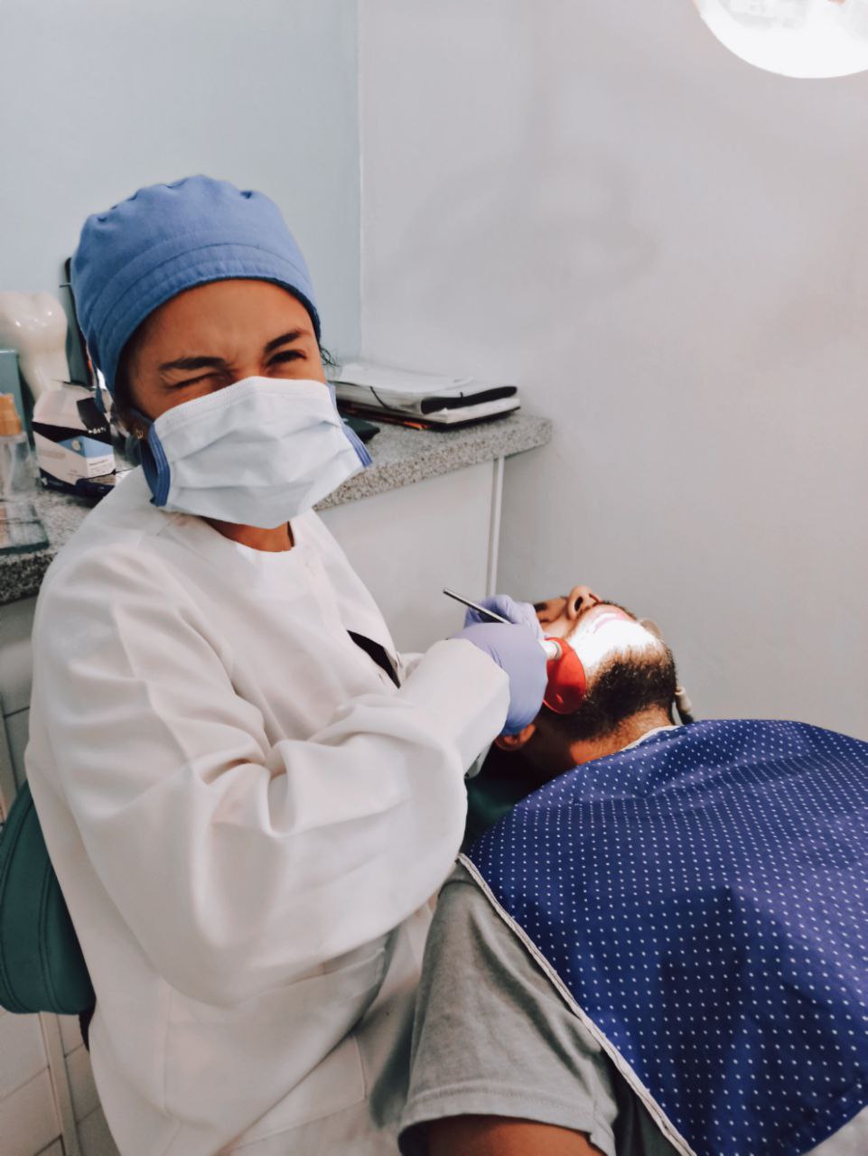 Conversación entre paciente y equipo odontológico